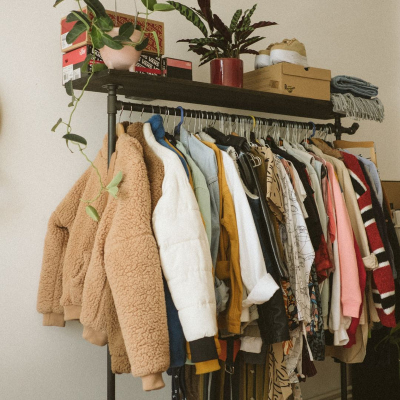 Kleiderständer mit Platz für viel Kleidung auf Kleiderbügeln und Regalablage für Dekorationen, Pflanzen und Schuhe