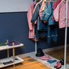 frei stehender Kleiderständer in weiß als Kleiderschrank im Kinderzimmer mit Regalboden für Schuhe
