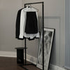 frei stehender Kleiderständer in minimalistischen Stil aus schwarzen Eisenrohren 