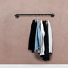 Kleiderstange für Montage an der Wand als offener Kleiderschrank aus schwarzen Wasserrohren