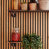 Schmale Wandmontierte Regale zur praktischen Aufbewahrung in der Küche industrieller Stil