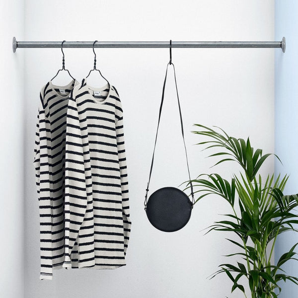 Moderne silberne Kleiderstange für Nischen zwischen zwei Wänden als Garderobe