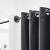 Industrielle Kleiderstange verwendet als Vorhangstange für Umkleidekabine in Geschäft