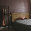 Freistehender Kleiderständer in rustikalen skandi stil im Schlafzimmer mit dunklen Eisenrohren
