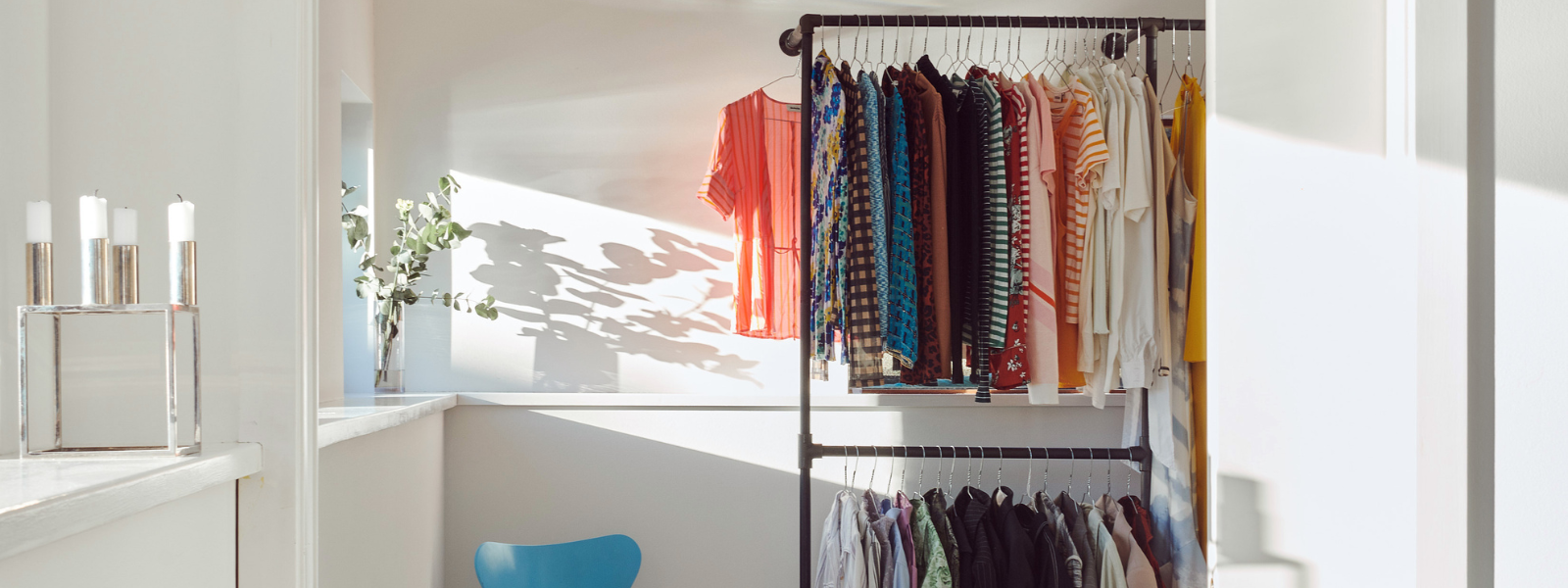 Kleiderschrank mit Stangen