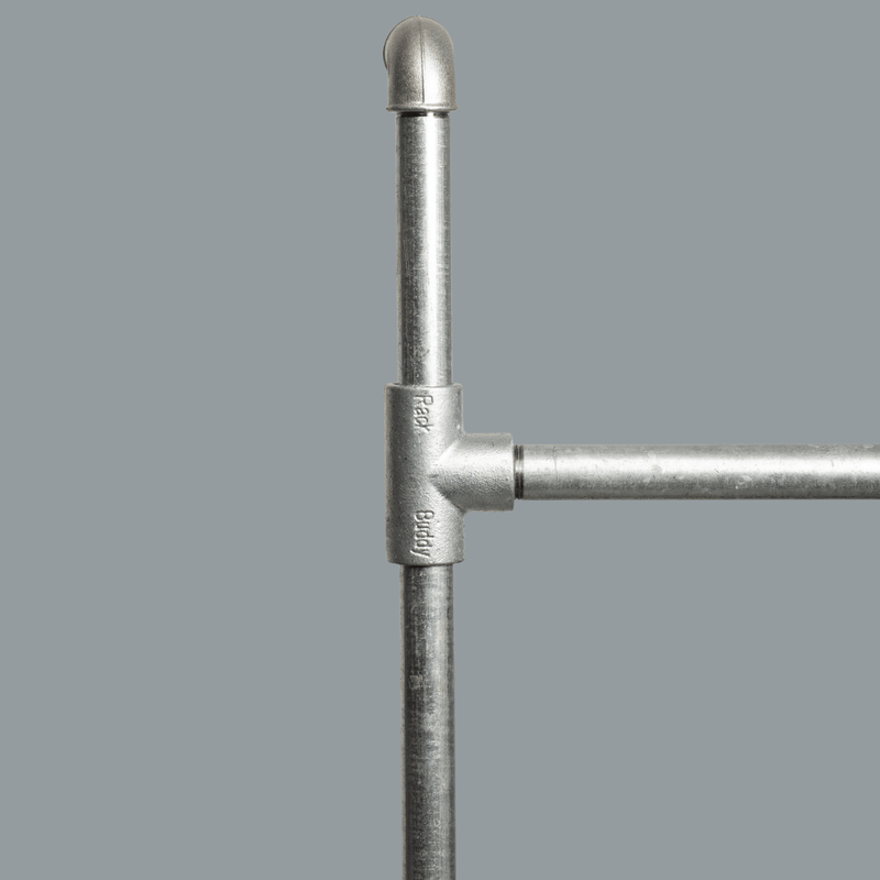 Nahaufnahme des Metallrahmens von Original Marlow - an der Wand befestigte Kleiderstange mit Regal in industriellem Stil