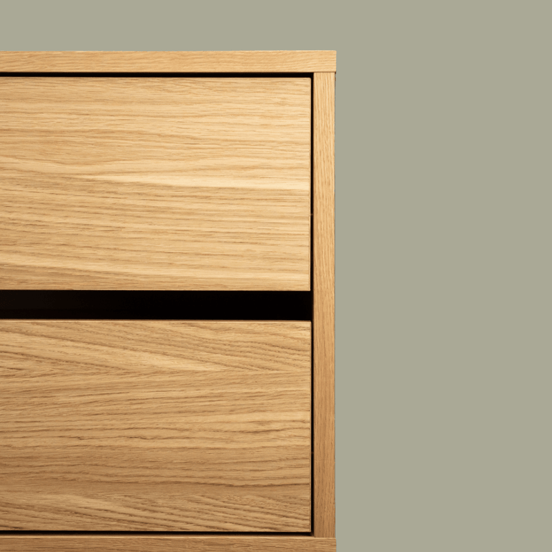 Detailaufnahme der Holzoberfläche der Kommode des Frame Walk-In 2 Reihen Kleiderstangensystems - (2 Regale + 1 Tisch / 2 Regale + 1 Kommode)