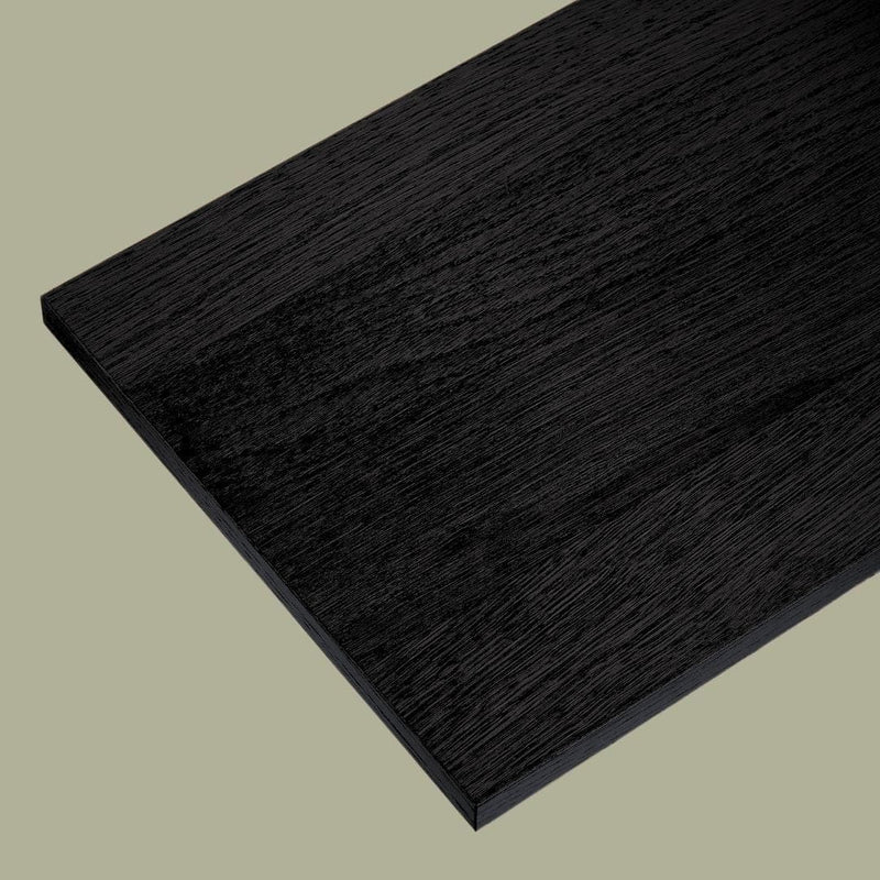 Nahaufnahme der schwarzen Holzplatte des Frame John 30cm Tiefe - Regal für Schuhe, Kleidung, Bücher und vieles mehr