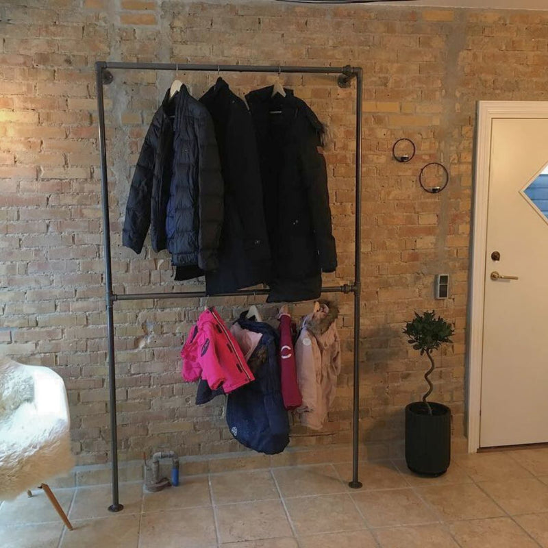 Kleiderständer mit Montage an der Wand und doppelter Kleiderstange für viel Platz für Kleidung