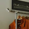Frei stehender Kleiderständer aus silbernen Eisenrohre mit Haken für Taschen