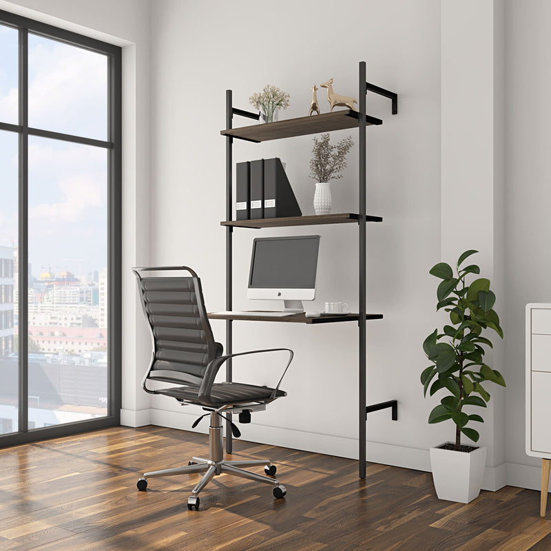 Regalsystem aus schwarzen Profilrohren und Regalen aus Räuchereiche mit integrierten Schreibtisch höhenverstellbar als praktisches System fürs Homeoffice