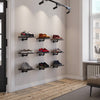 Statmentwand im Wohnzimmer mit quadratischen Holzregalen aus Eiche und dunklen Eisenhalterungen für Sneakersammlung