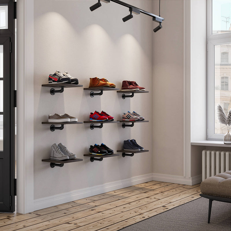 Statmentwand im Wohnzimmer mit quadratischen Holzregalen aus Eiche und dunklen Eisenhalterungen für Sneakersammlung