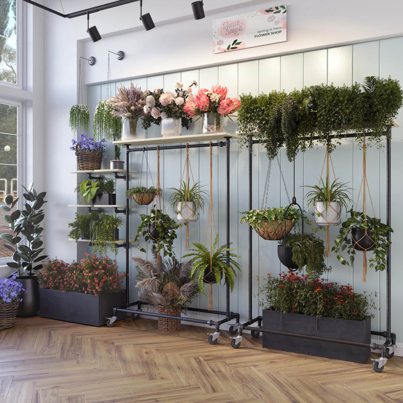 Moderne Einrichtung für Blumenladen mit Kleiderständern aus Eisen und Regalen obenauf zum Aufhängen von Pflanzen