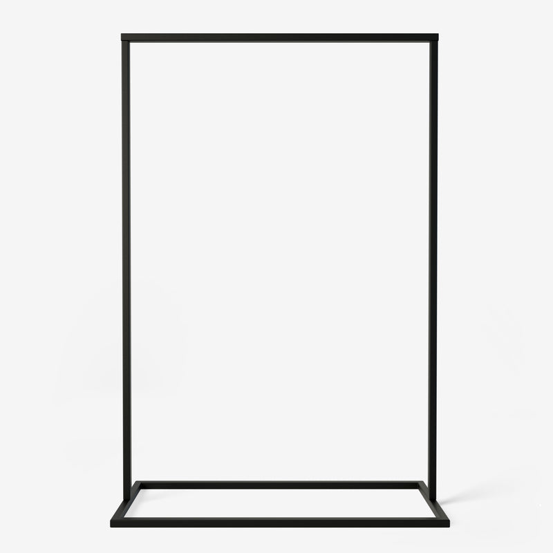 Freistehender, schwarzer Kleiderständer aus quadratischen Eisenstangen im geometrischen, modernen Design