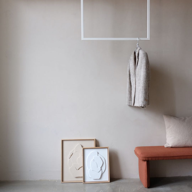 Deckenmontierte Kleiderstange in weiß in minimalistischen Einrichtungsstil
