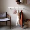 moderne Kleiderstange aus weißen Eisenstangen als offene Garderobe für den Flur