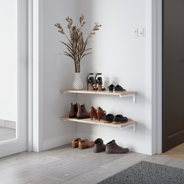 Wandmontierte minimalistische Regale als Schuhregal im Eingangsbereich aus weißen Halterungen und Eichenregalen