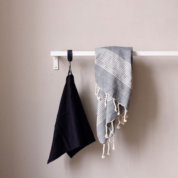 Wandmontierte Kleiderstange aus weißen Eisenrohren in modernen minimalistischen Design
