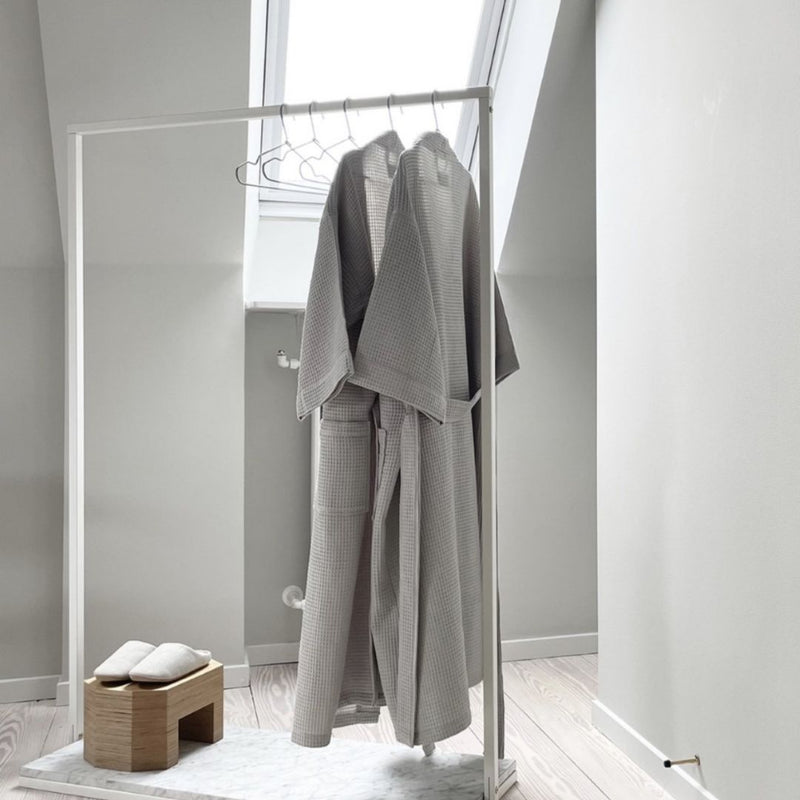 frei stehender Kleiderständer in modernem Zuhause mit minimalistischen Einrichtungsstil