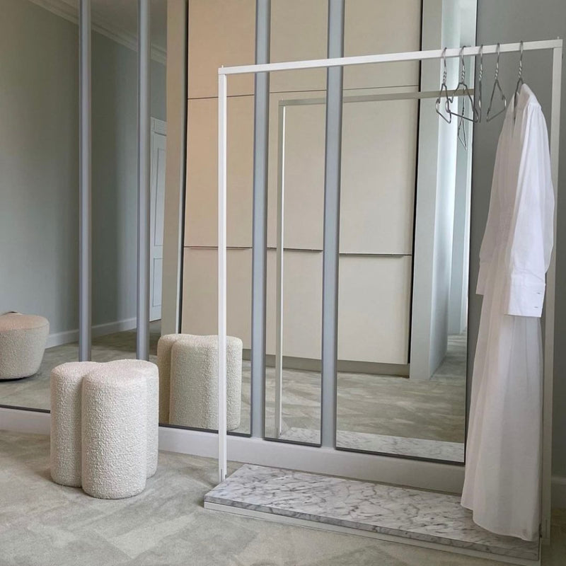 frei stehender Kleiderständer im Badezimmer mit weißer Einrichtung für offenen Kleiderschrank