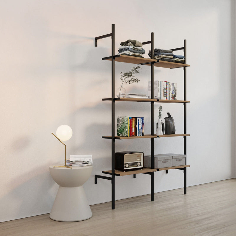 Minimalistisches Wandregal mit schwarzen Metallstreben und Holzböden neben grauem Beistelltisch und runder Lampe