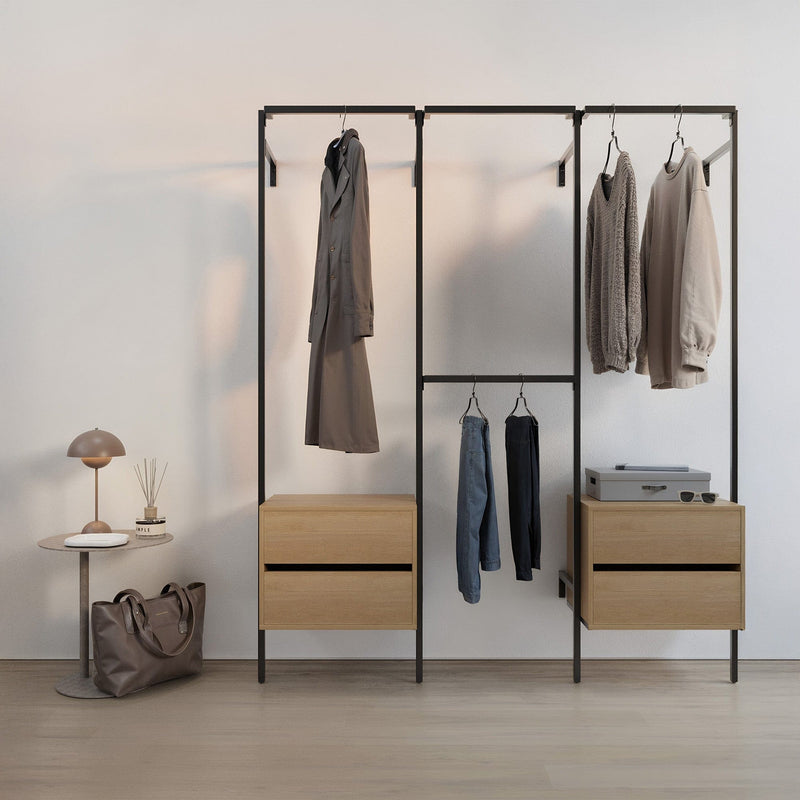 Schwarzes offenes Kleidersystem mit beigen Schubladen und verschiedenen Kleidungsstücken in minimalistischem Raum