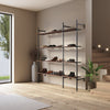 offenes Schuhregal in minimalistischen Stil für den Eingangsbereich aus Eichenböden und schwarzen Eisenstangen höhenverstellbar
