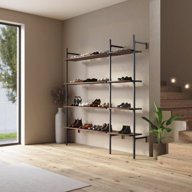 offenes Schuhregal in minimalistischen Stil für den Eingangsbereich aus Eichenböden und schwarzen Eisenstangen höhenverstellbar