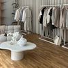 frei stehender Kleiderständer für Bekleidungsgeschäft mit minimalistischen monochromen Stil
