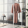 frei stehender Kleiderständer fürs Badezimmer zum Aufhängen von Bademantel und Handtüchern