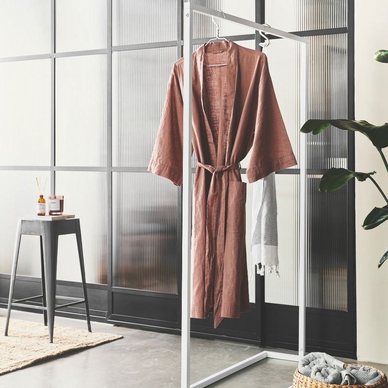 frei stehender Kleiderständer fürs Badezimmer zum Aufhängen von Bademantel und Handtüchern