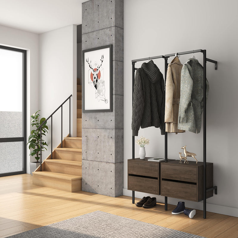 offene Garderobe für den Eingangsbereich mit Kleiderstangen aus schwarzen Eisenrohren und Kommoden aus Räuchereiche