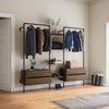begehbarer Kleiderschrank im industriellen Design aus schwarzen Eisenrohren und Regalböden und integrierten Schubfächern
