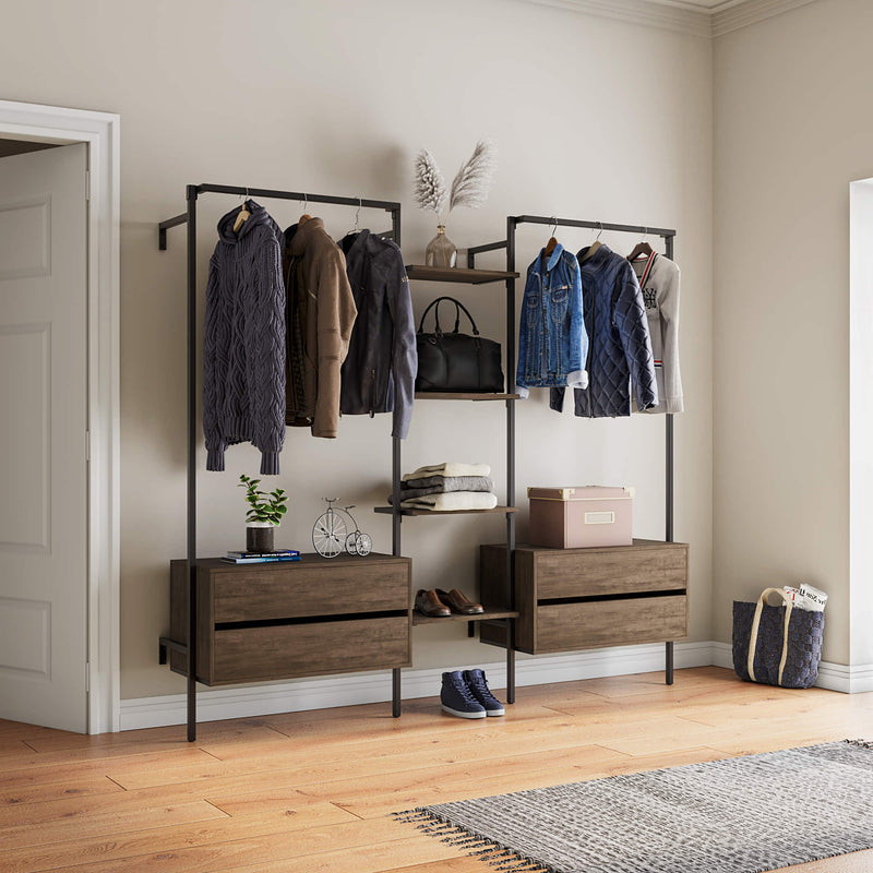 begehbarer Kleiderschrank im industriellen Design aus schwarzen Eisenrohren und Regalböden und integrierten Schubfächern