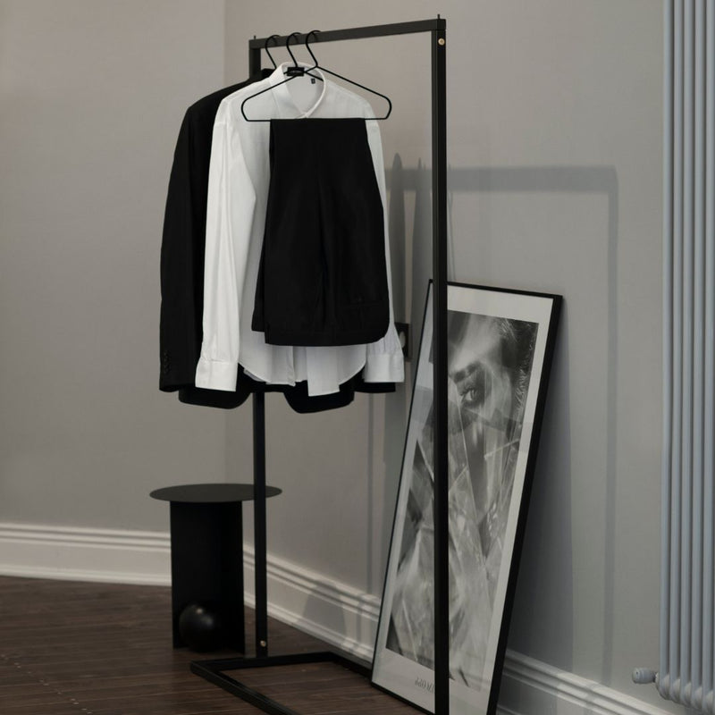 frei stehender Kleiderständer in minimalistischen Stil aus schwarzen Eisenrohren 