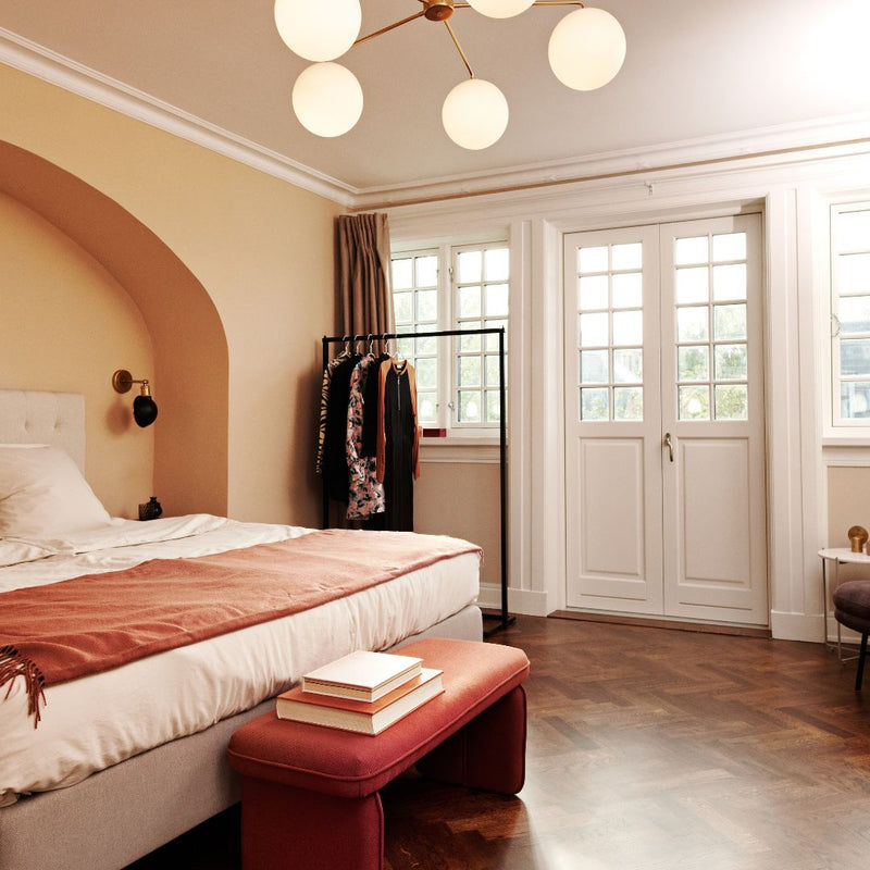 frei stehender Kleiderständer im Schlafzimmer als Aufbewahrungslösung von Kleidung