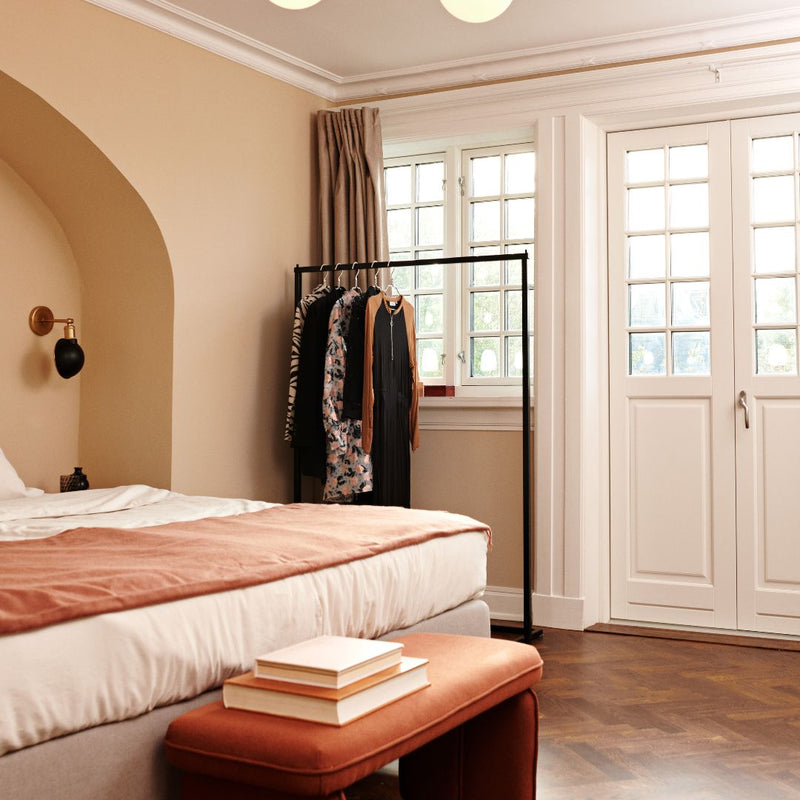 frei stehender Kleiderständer im Schlafzimmer für Gäste als Garderobe oder als Kleiderschrank