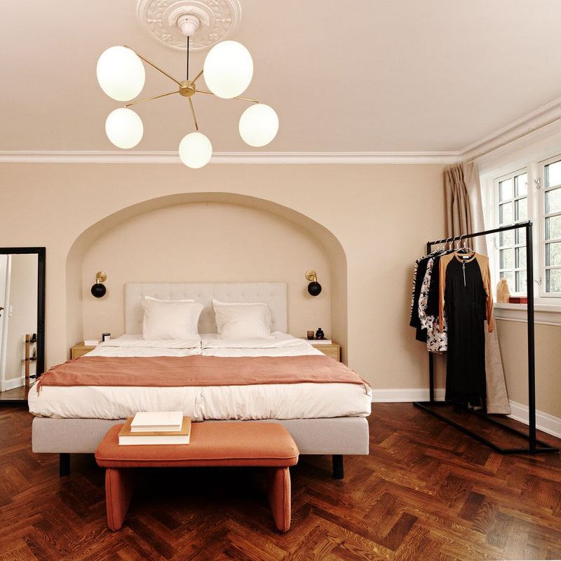 frei stehender Kleiderständer in Hotelzimmer zur Aufbewahrung von Kleidung von Gästen. praktisch und minimalistisch