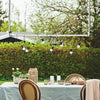 Kleiderstange für Montage an der Decke zum Aufhängen von Lampen im Garten oder außenbereich aus silbernen Wasserrohren