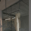 silberne Kleiderstange für Montage an der Decke als praktische offene Garderobenlösung
