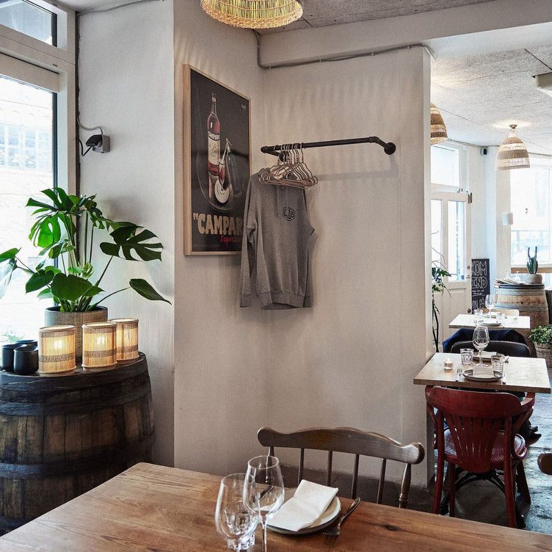 Kleiderstange für Montage an der Wand in Restaurant als Garderobe für Gäste in industriellen Stil
