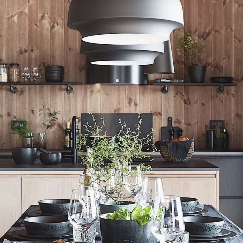 Kücheneinrichtung im rustikalen Stil mit Wandmontierte Regalen aus Kiefernholz mit dunklen Eisenhalterungen