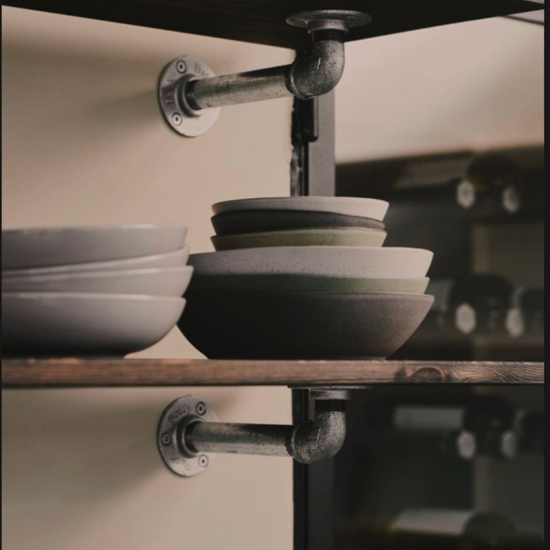 Wandhalterung mit Holzregal in rustikalen Design zur Aufbewahrung von Tellern in der Küche