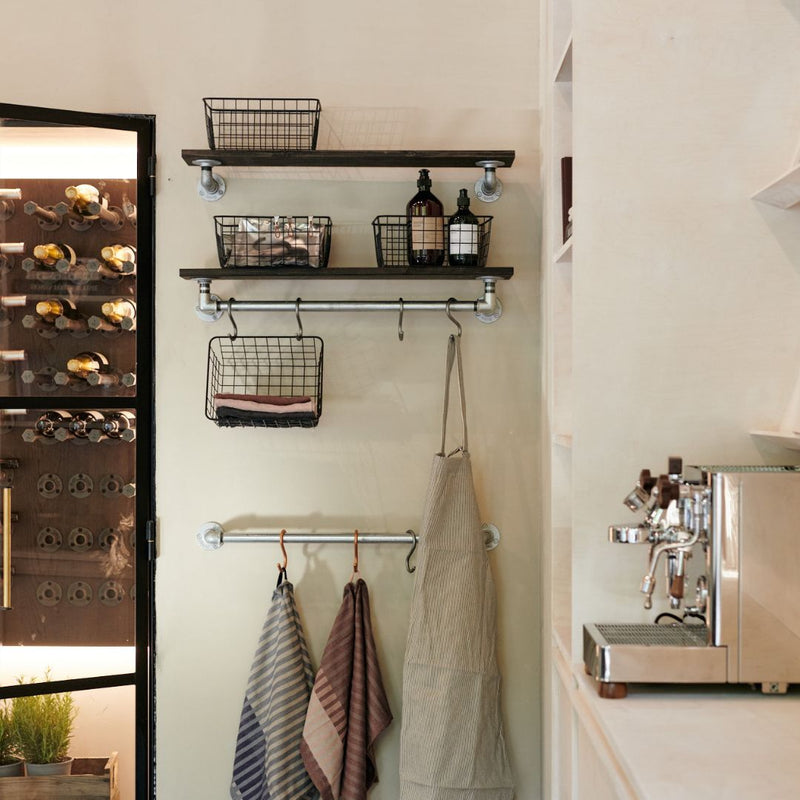 Wandmontierte Kleiderstange mit geringer Tiefe aus silbernen Wasserrohren zum Aufhängen von Handtüchern in der Küche