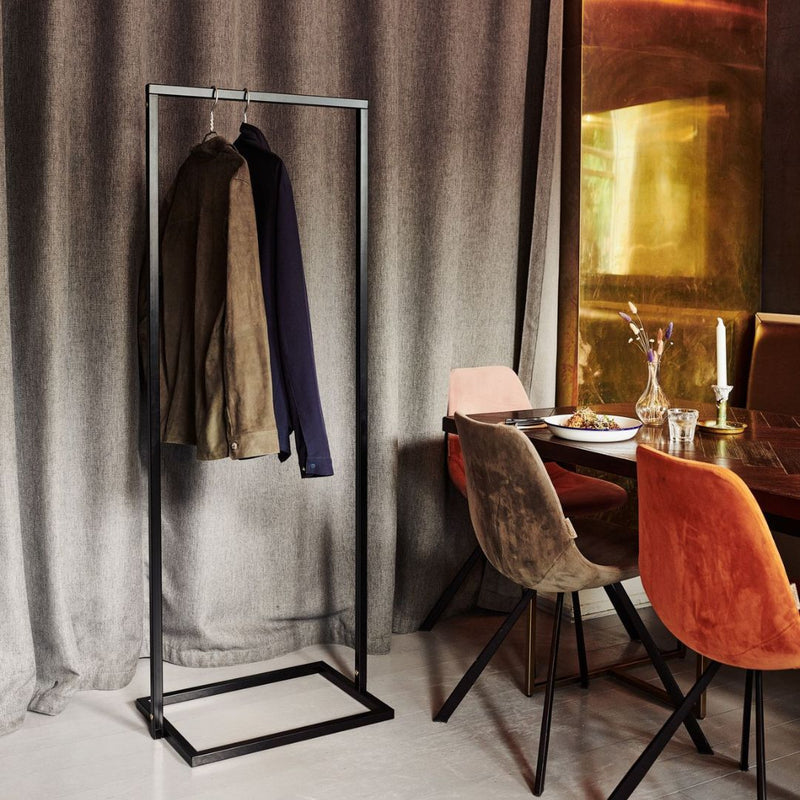 frei stehender Kleiderständer für Jacken von Gästen als Garderobe im Restaurant minimalistischer Kleiderständer in Schwarz