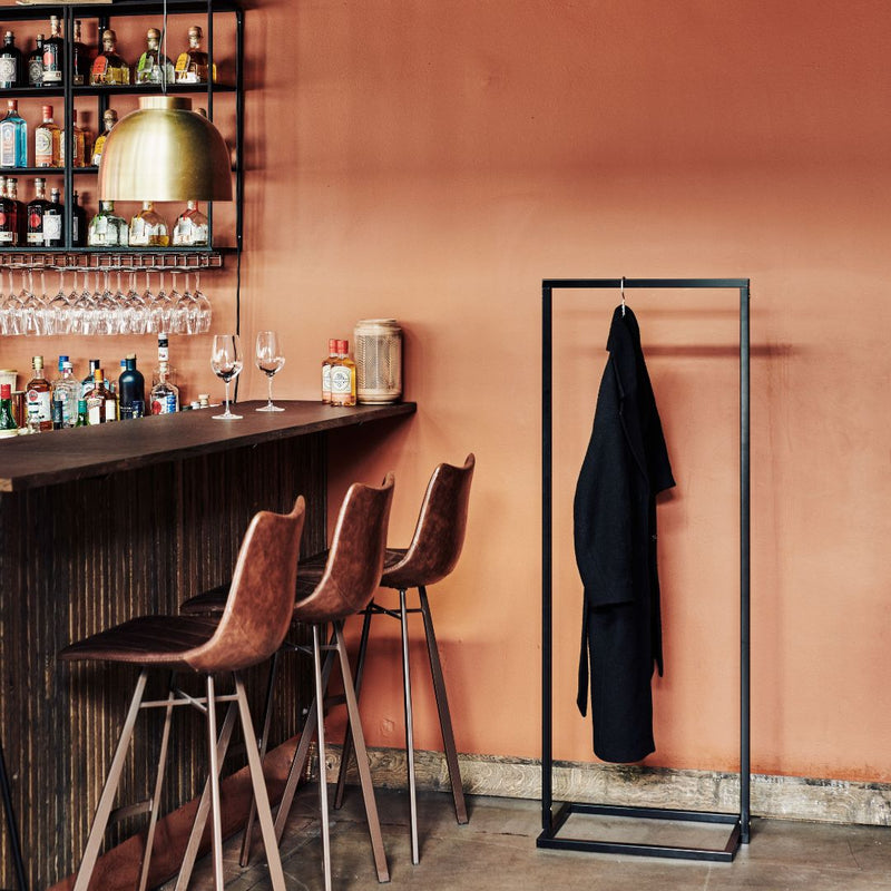 frei stehender Kleiderständer robust als Garderobe in Bar für Jacken von Gästen aus schwarzen Eisenstangen