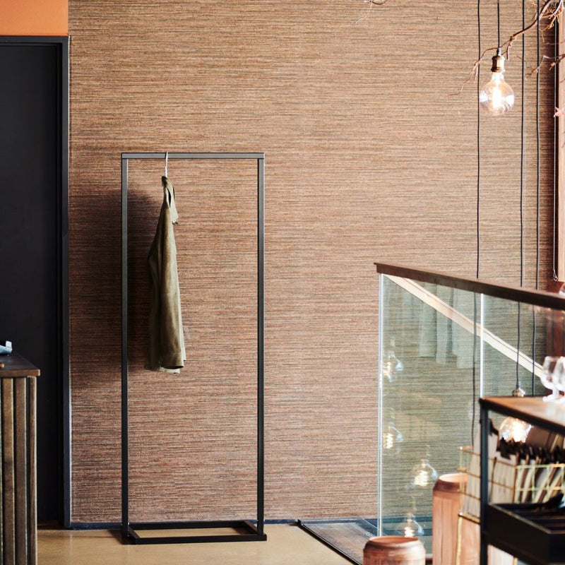 frei stehender Kleiderständer als Garderobe im Restaurant für Gäste minimalistisches Design 