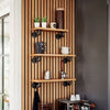 Kaffee ecke mit Schmale Wandmontierte Regale für Tassen und Pflanzen im modernen Einrichtungsstil