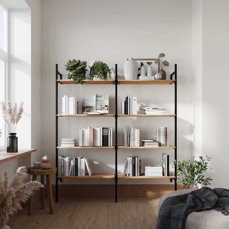 Minimalistisches modernes Bücherregale mit Montage an der Wand aus schwarzen Profilrohren und Eichenholz fürs Wohnzimmer